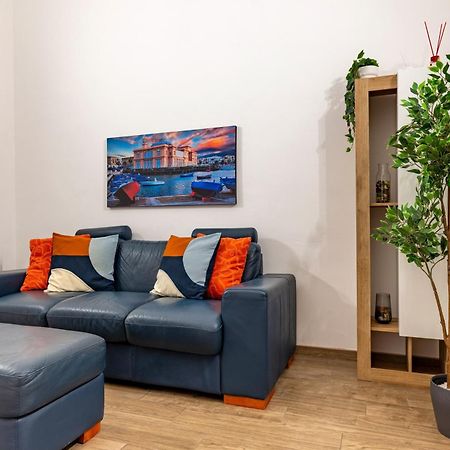 Modern Stone Apartment In The Heart Of Bari Exteriér fotografie