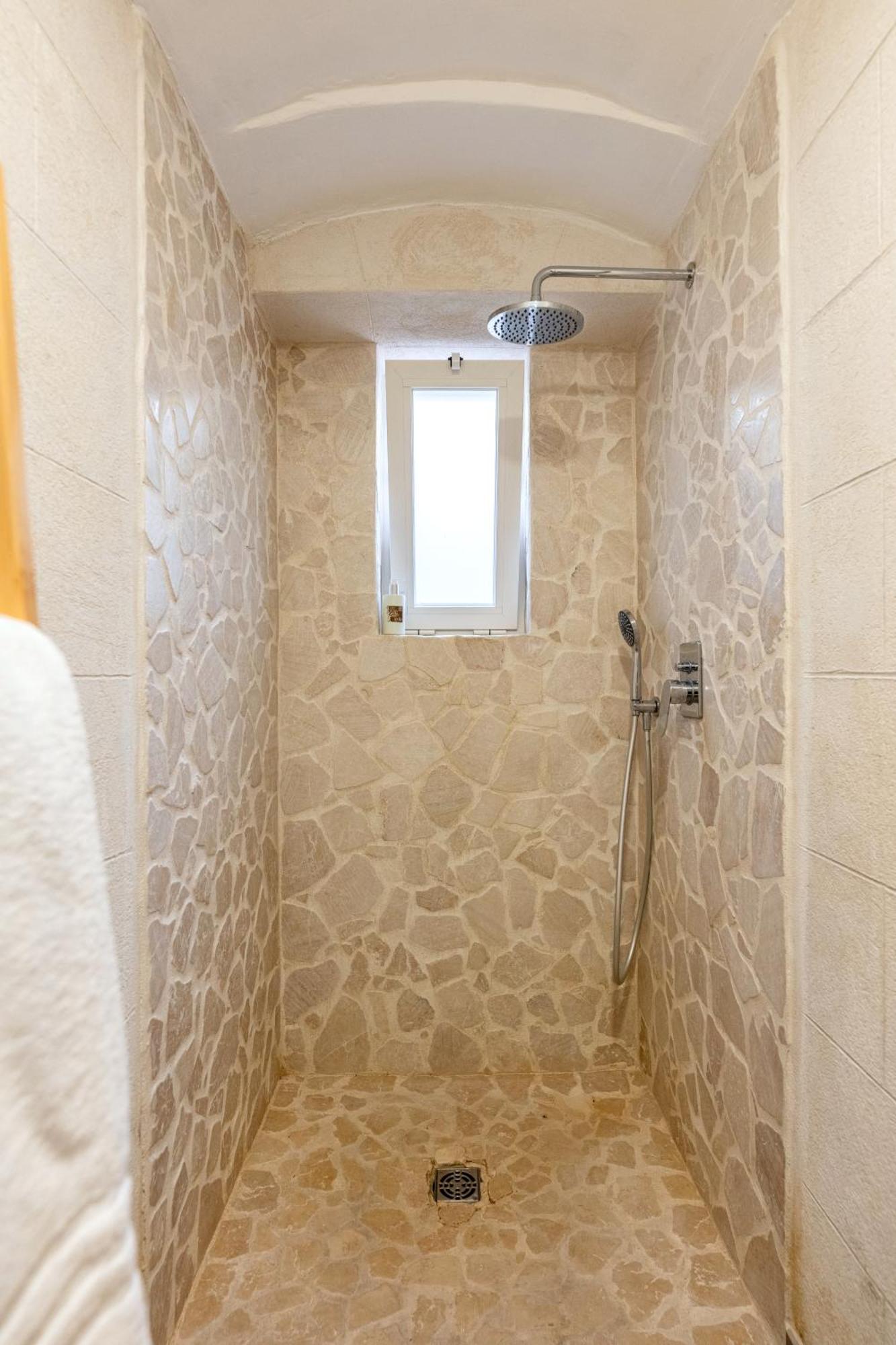 Modern Stone Apartment In The Heart Of Bari Exteriér fotografie