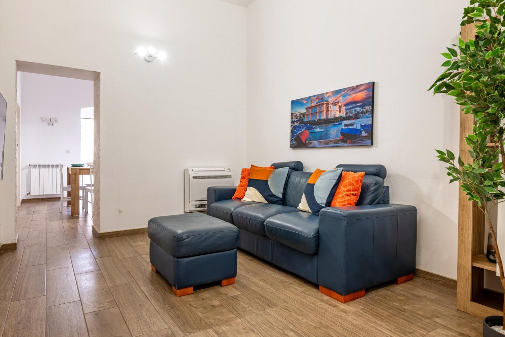 Modern Stone Apartment In The Heart Of Bari Exteriér fotografie