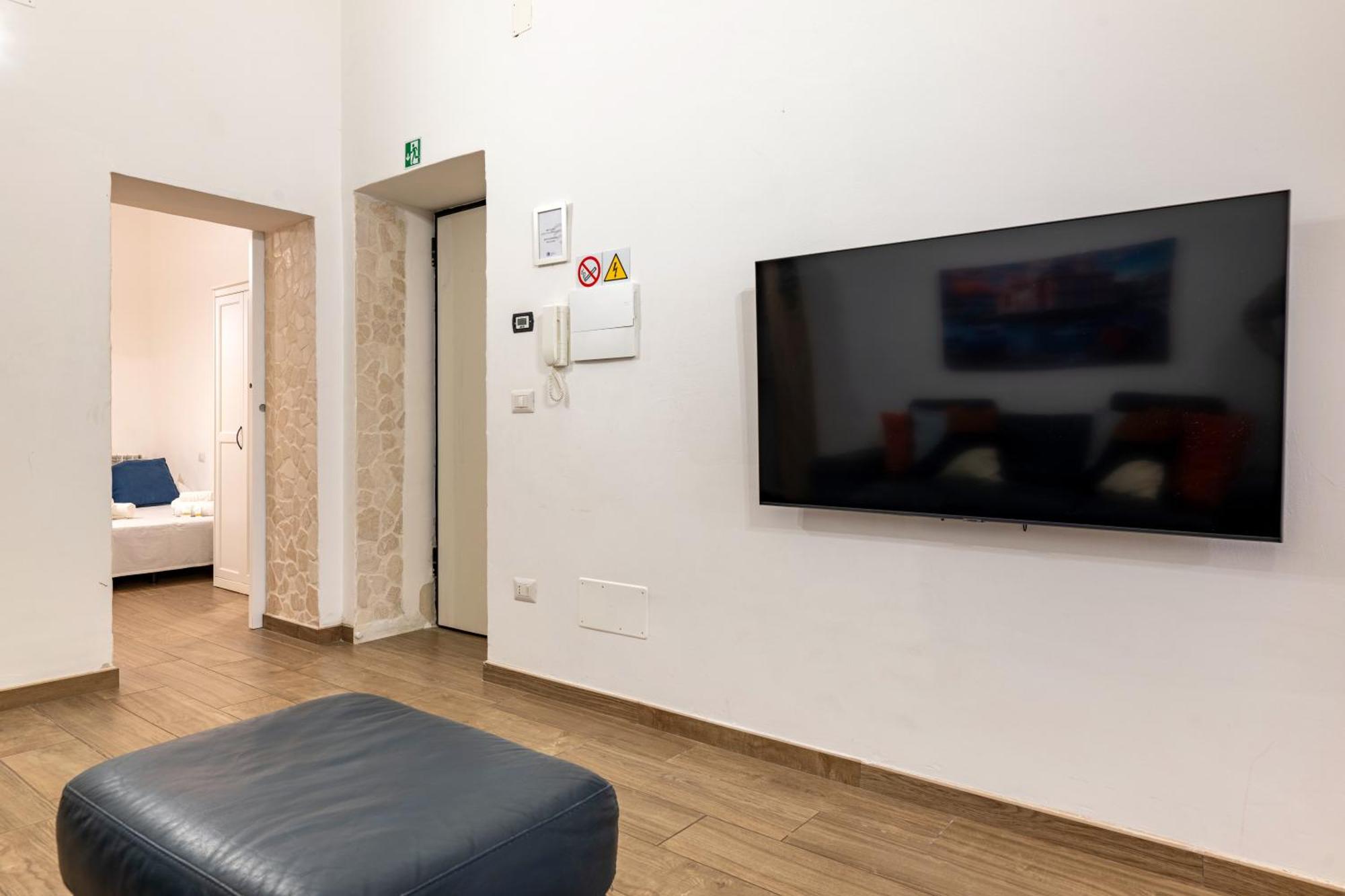 Modern Stone Apartment In The Heart Of Bari Exteriér fotografie