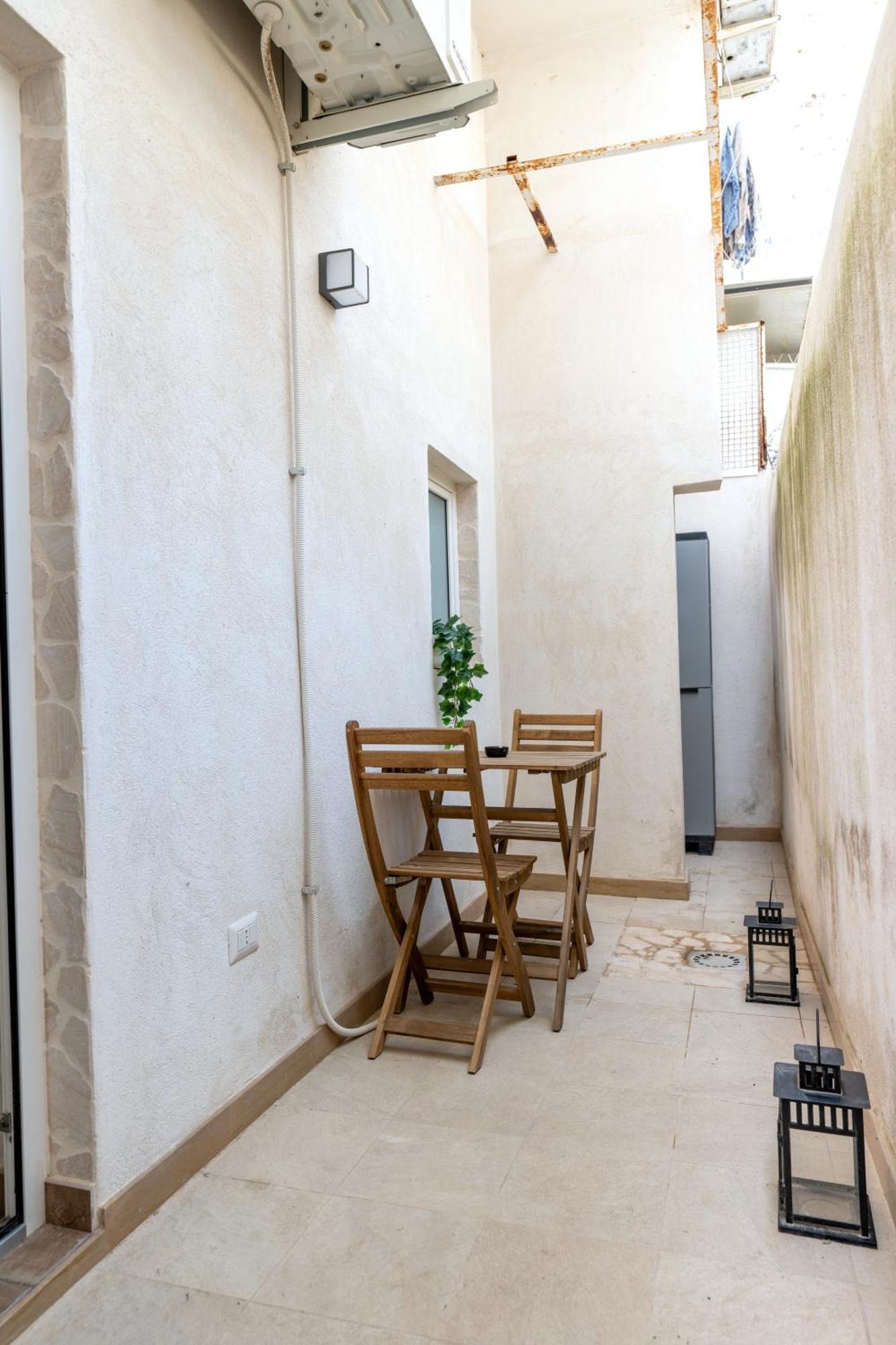 Modern Stone Apartment In The Heart Of Bari Exteriér fotografie